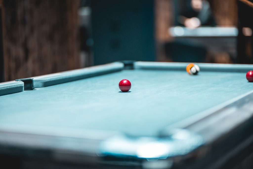 En quoi est fait un tapis de billard américain ?