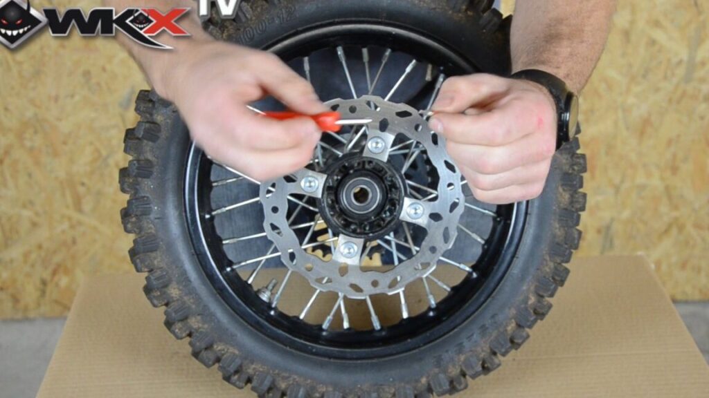 Comment utiliser un démonte-obus de valve pour entretenir vos pneus de vélo ?