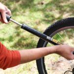 Comment utiliser un démonte-obus de valve pour entretenir vos pneus de vélo ?