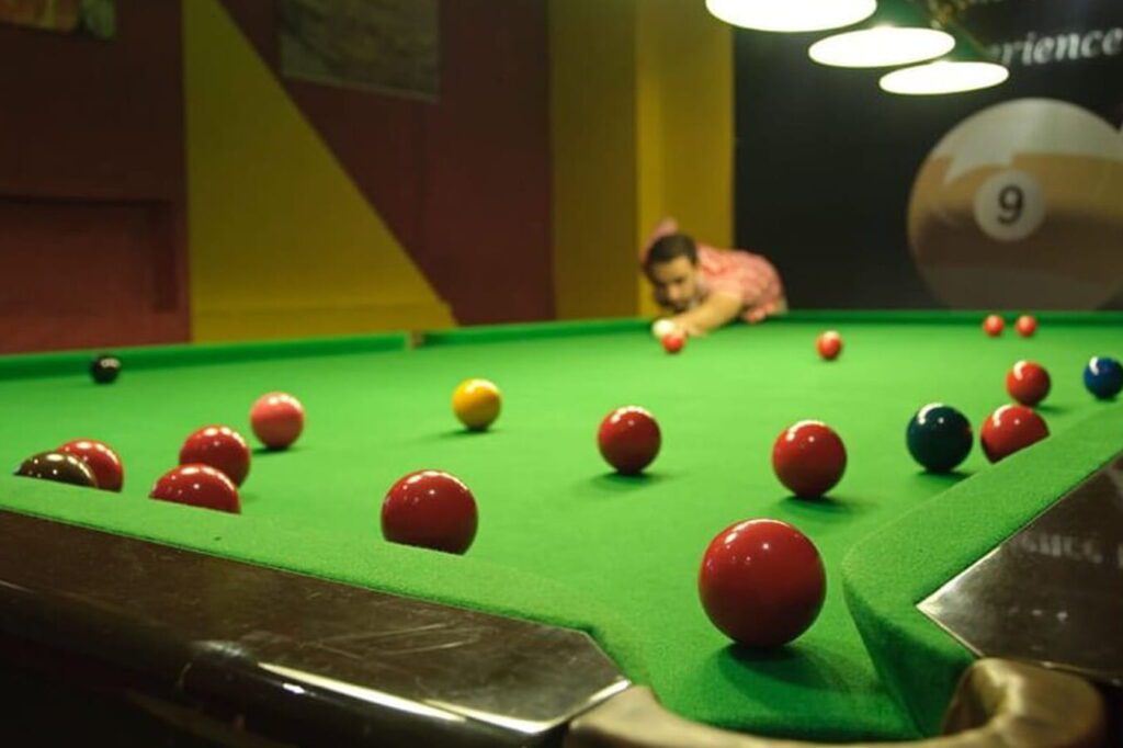 Le mystère du billard rouge et jaune