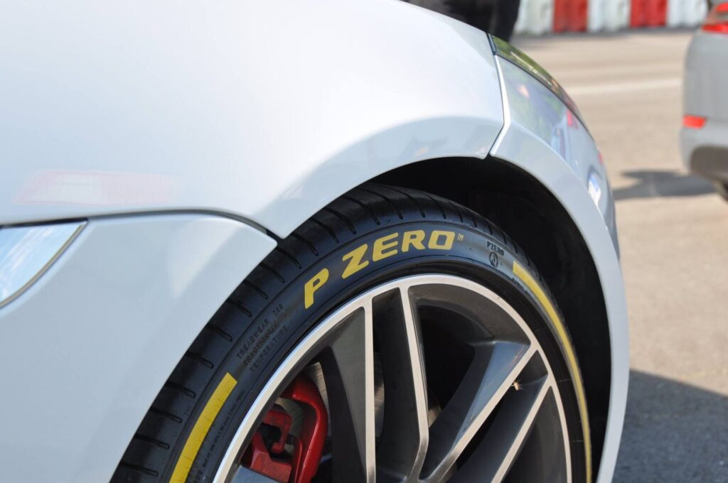 Pourquoi opter pour des pneus semi-slick pour votre sportive ?