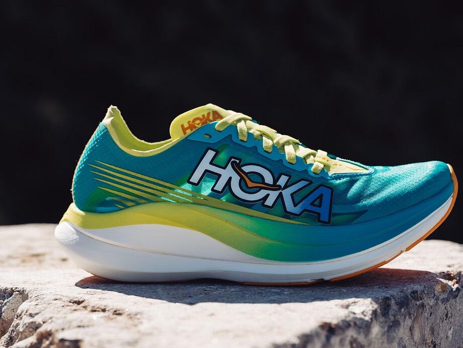 Quelles sont les nouveautés de la Hoka Rocket X 2 pour les coureurs ?