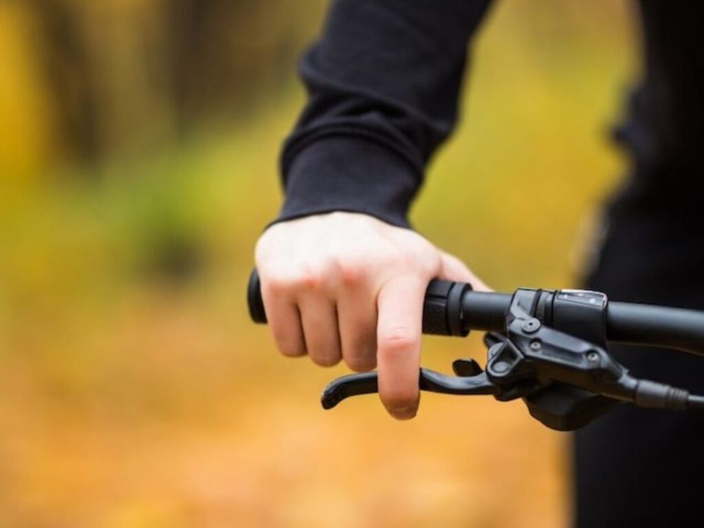 Comment optimiser vos freinages en VTT avec le Shimano MT200 ?