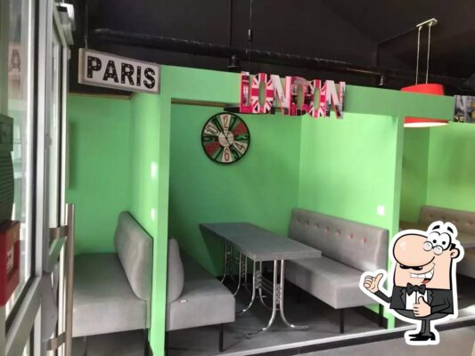 Intérieur du Billards M8 à Paris avec tables de billard et ambiance chaleureuse