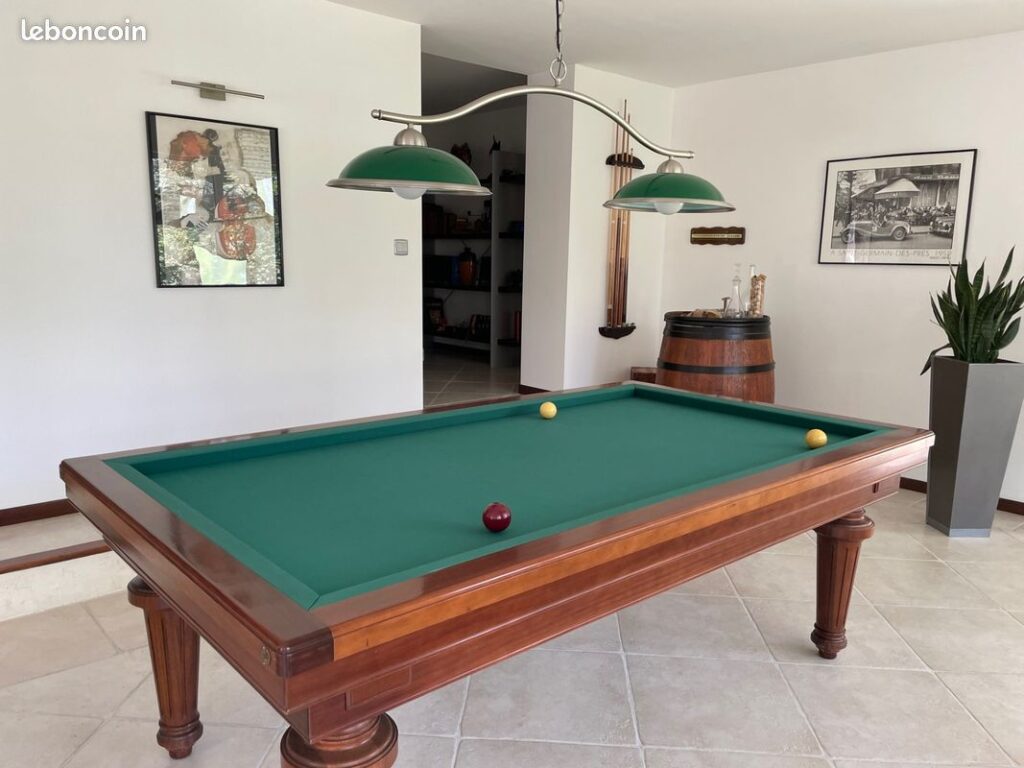 Ancien billard Bréton en bois massif dans un intérieur classique