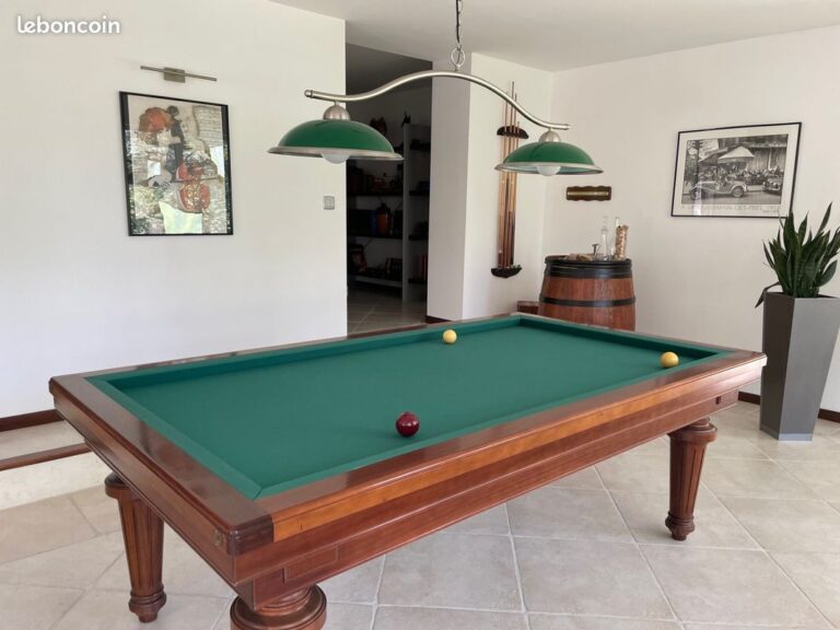 Ancien billard Bréton en bois massif dans un intérieur classique