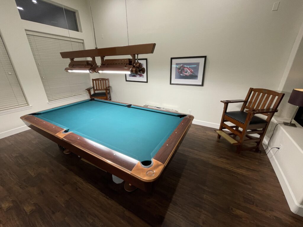 Vue rapprochée d’un billard Brunswick Camden installé dans un salon moderne