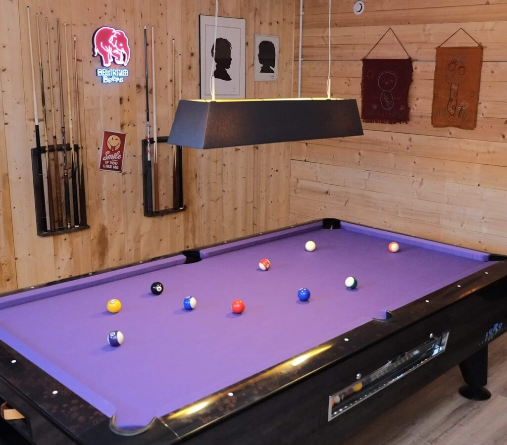 Table de billard Brunswick Metro mise en avant dans une salle élégante