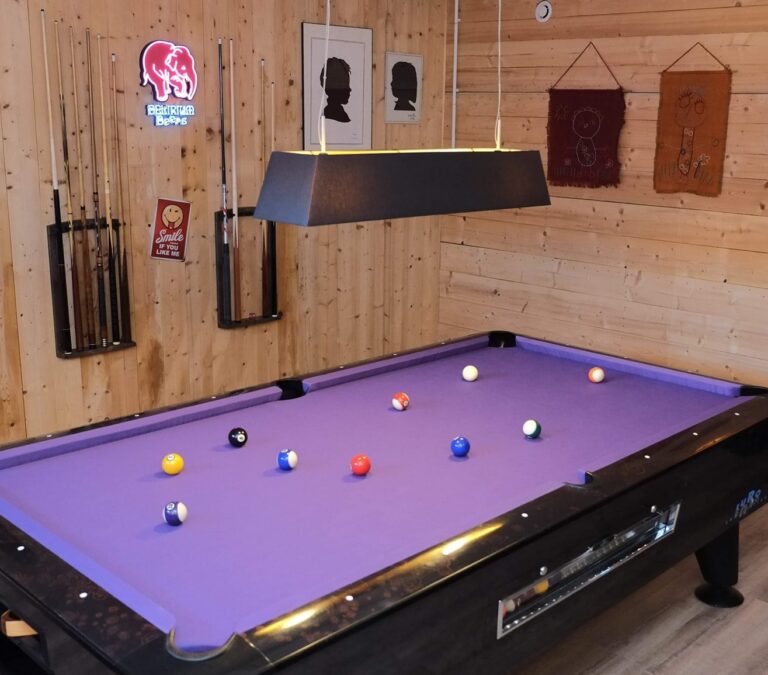 Table de billard Brunswick Metro mise en avant dans une salle élégante