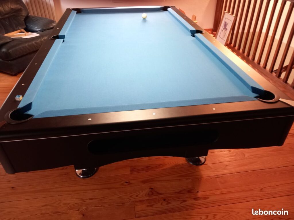 Vue de face du billard Buffalo Eliminator II dans une salle de jeux