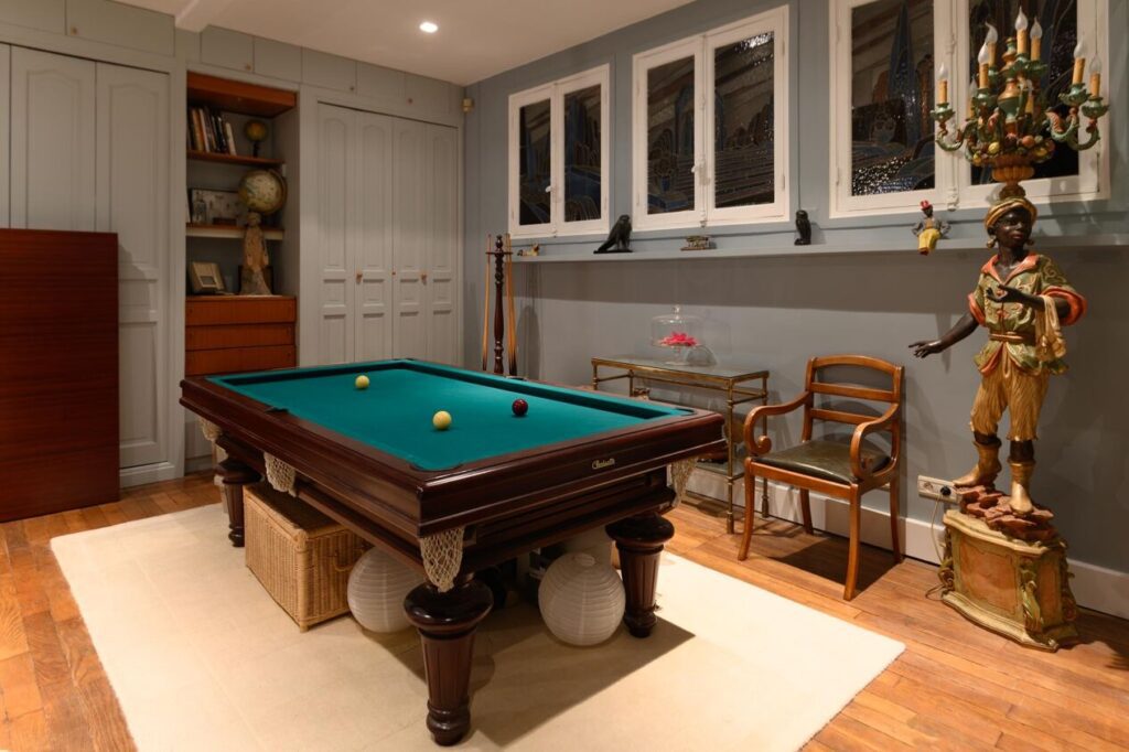 Table de billard Chevillotte Louis XVI Prestige en bois massif avec tapis vert, mise en valeur dans un intérieur élégant