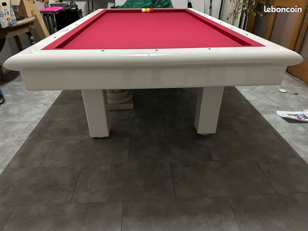 Billard Chevillotte moderne avec finition haut de gamme dans un intérieur contemporain