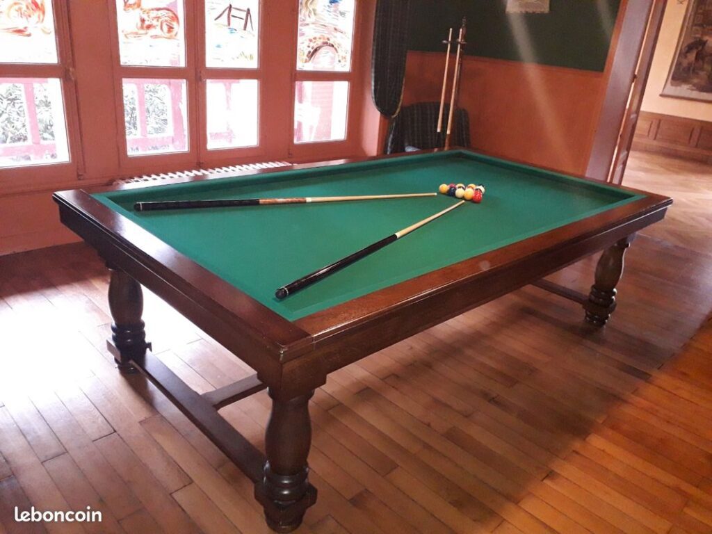 Table de billard Chevillotte Périgord en exposition, montrant l'élégance et la qualité du mobilier