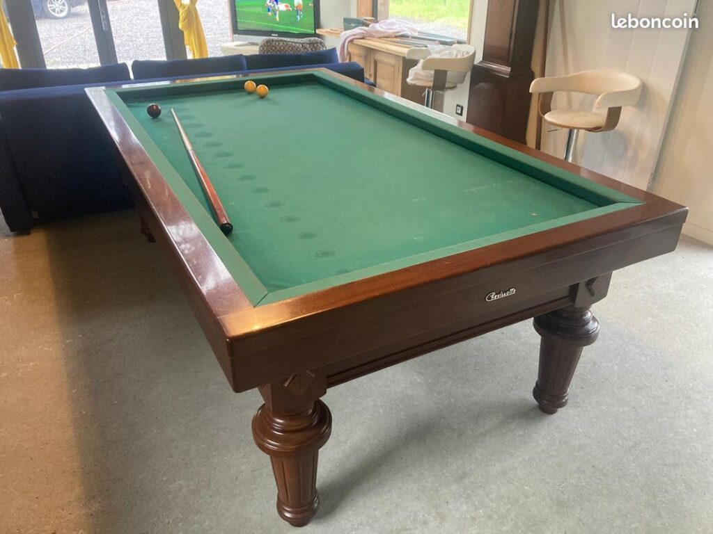 Billard Chevillotte Tradition installé dans une salle élégante avec éclairage naturel
