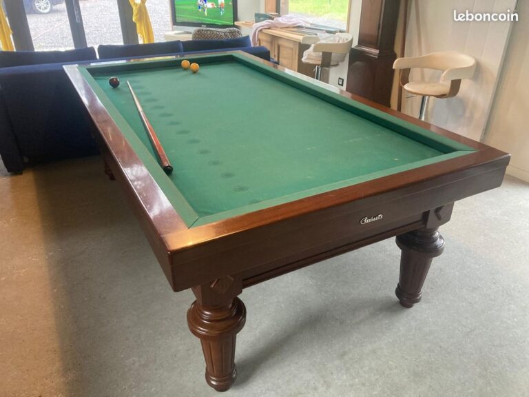 Billard Chevillotte Tradition installé dans une salle élégante avec éclairage naturel