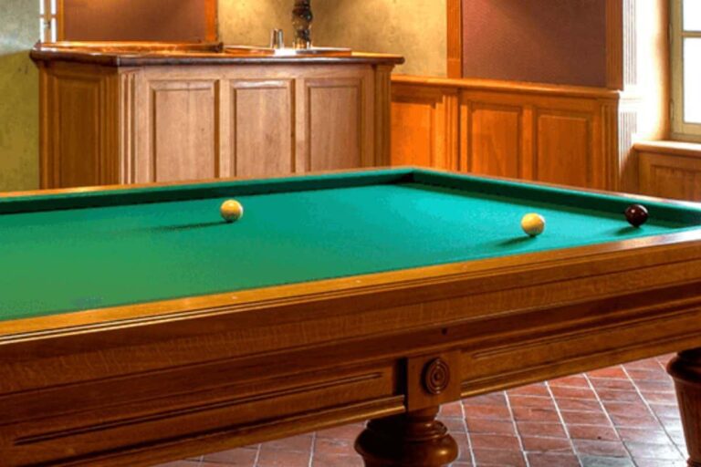Intégration élégante d’un billard contemporain Chevillotte dans un intérieur moderne
