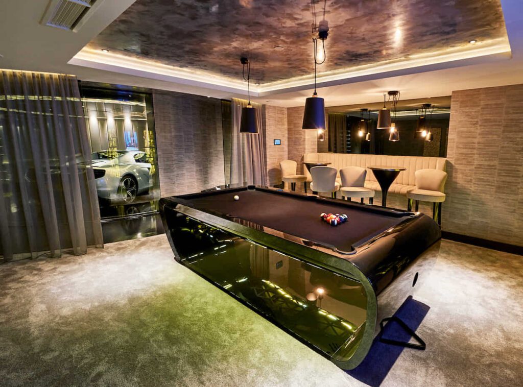 Vue élégante d'un billard design Toulet Blacklight avec finition bois et tapis noir