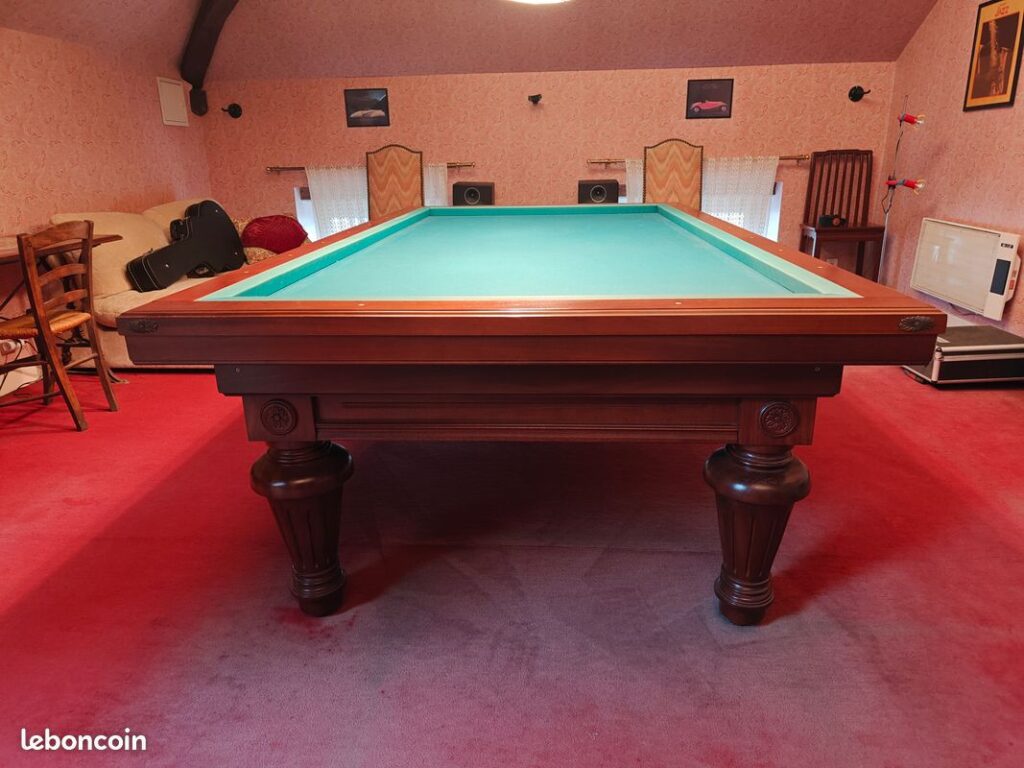 Billard français classique en bois avec éclairage suspendu, en très bon état