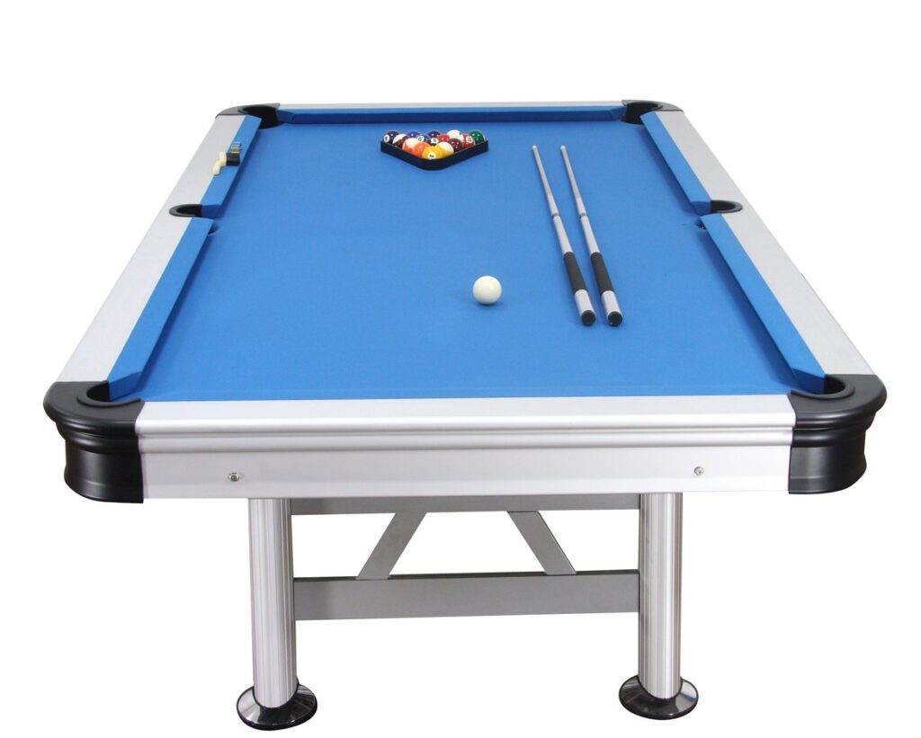 Vue de face du billard Garlando Florida installé en extérieur, parfait pour les parties conviviales