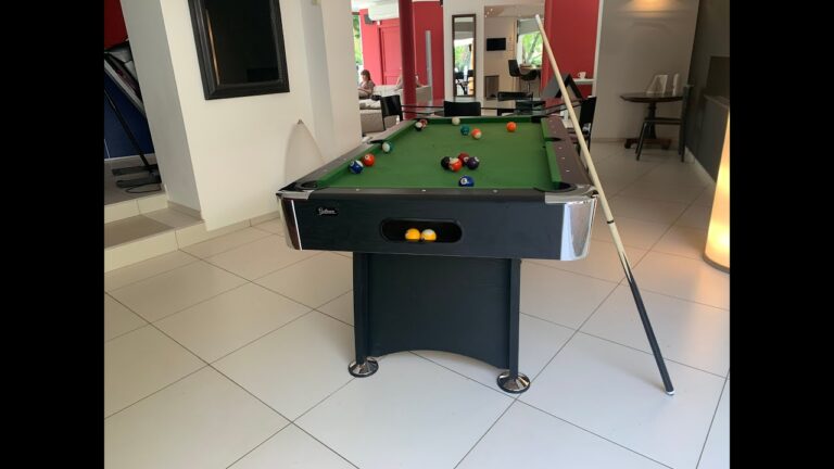 Billard Américain Guillaume 7FT avec tapis vert en situation de jeu