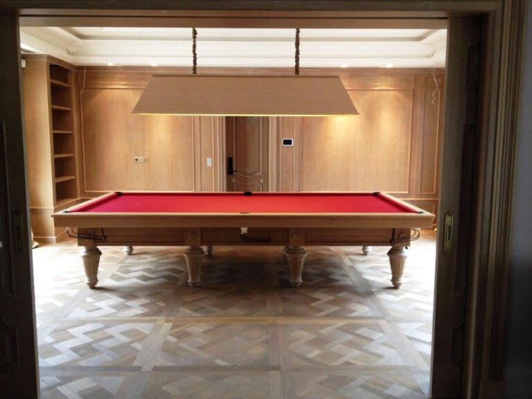 Vue d’ensemble d’un billard Lafuge Moderne haut de gamme en bois massif