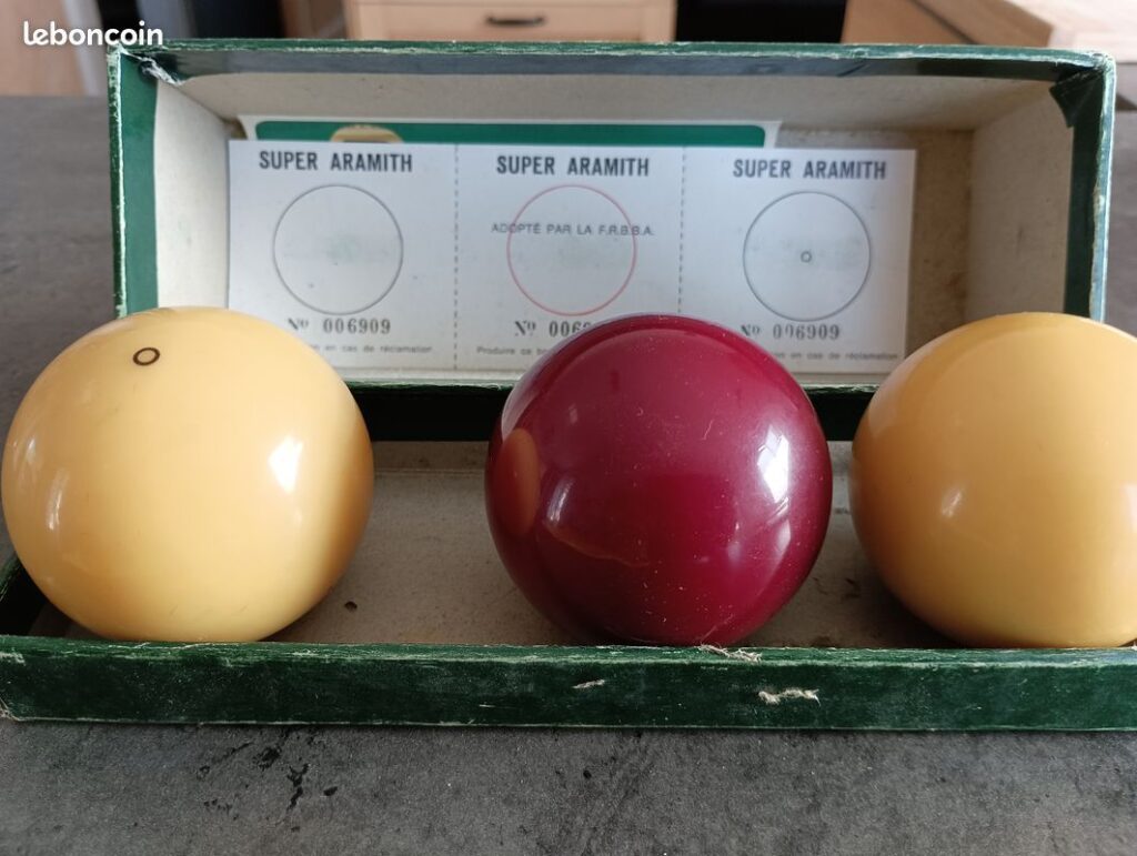 Photo du billard Montfort Classic installé dans un salon contemporain