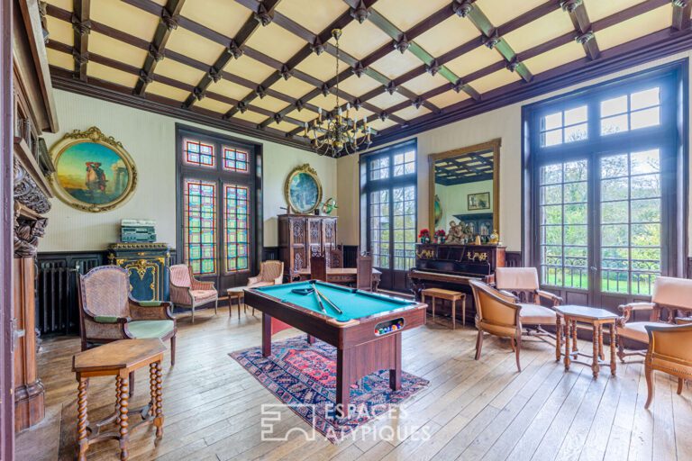 Salle élégante avec un billard Montfort Prestige au centre, soulignant la qualité du mobilier