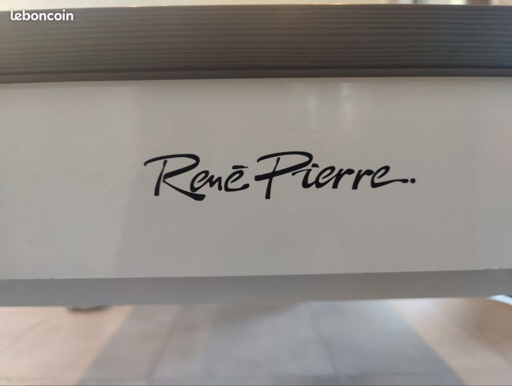 Billard René Pierre Boston installé dans un salon moderne, illustrant une ambiance conviviale