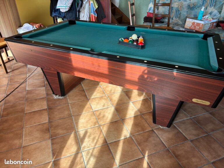 Table de billard René Pierre Carrousel élégante en bois dans un salon lumineux