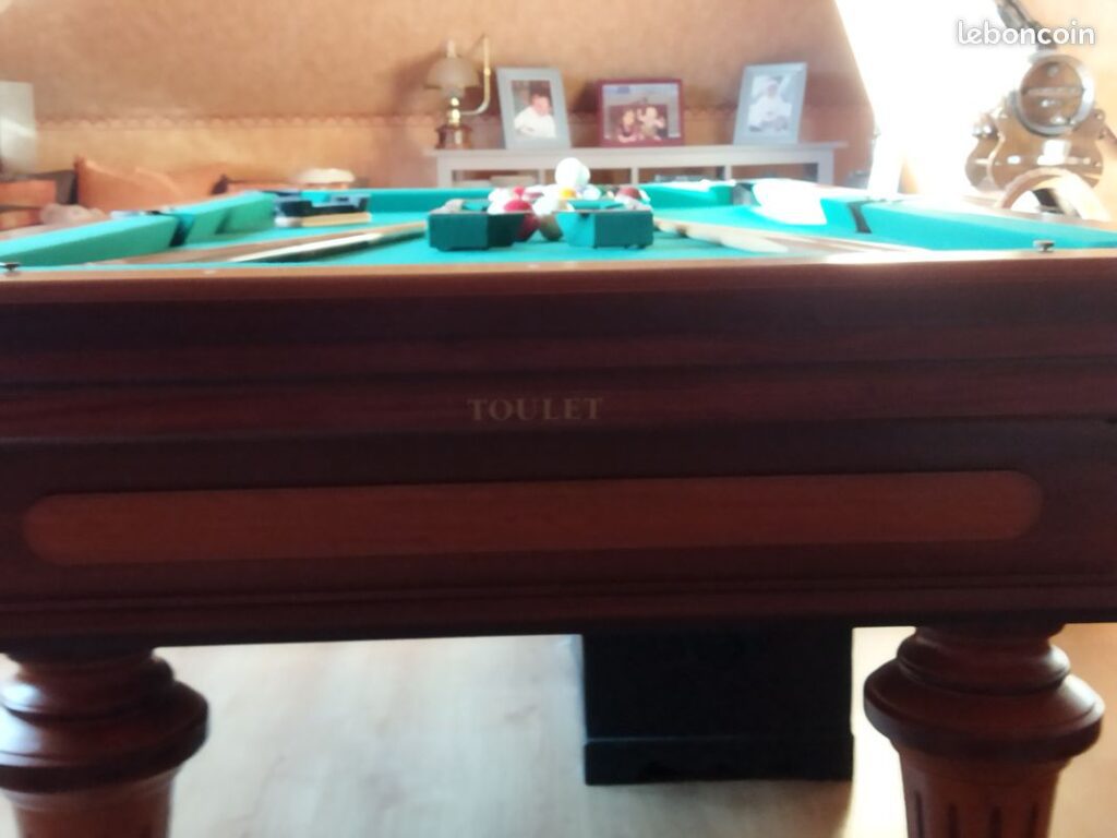 Billard Toulet Empereur haut de gamme installé dans un intérieur élégant