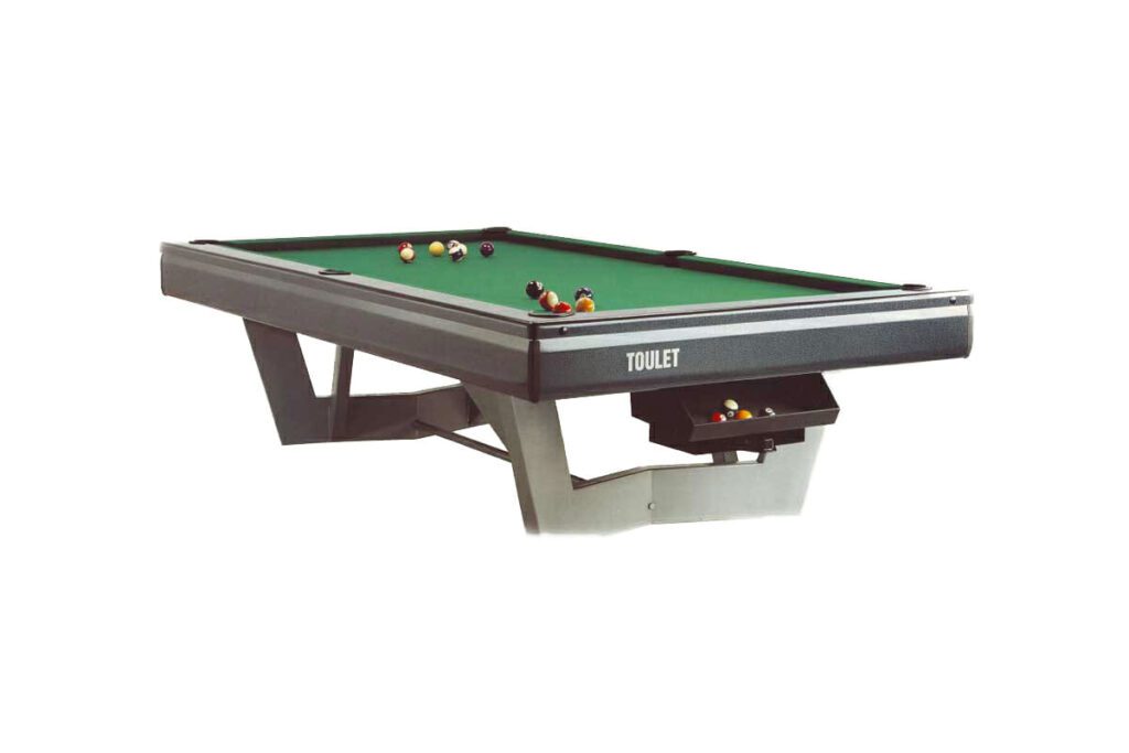 Billard Toulet Hitec installé en extérieur avec finitions haut de gamme