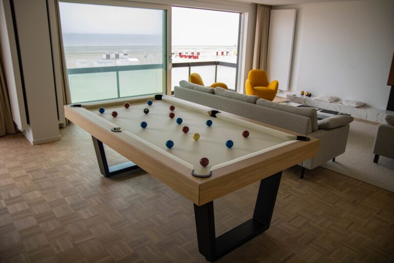 Billard Toulet Iron dans un salon moderne avec cadre en chêne clair et pieds noirs