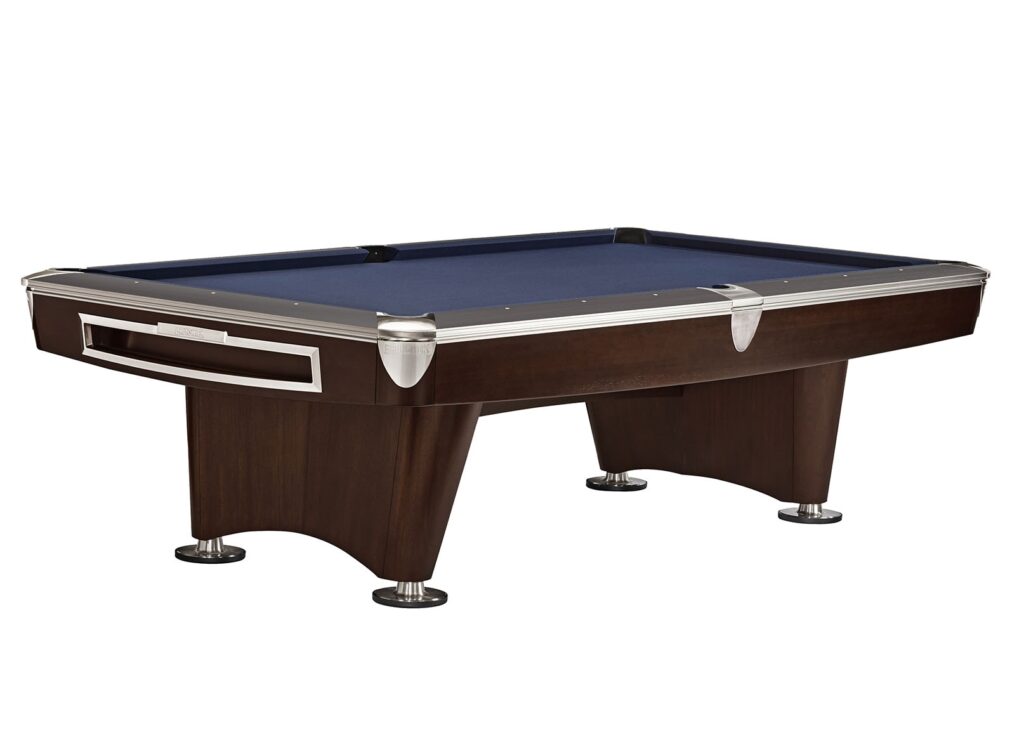 Billard Brunswick Gold Crown en configuration de compétition dans un intérieur moderne