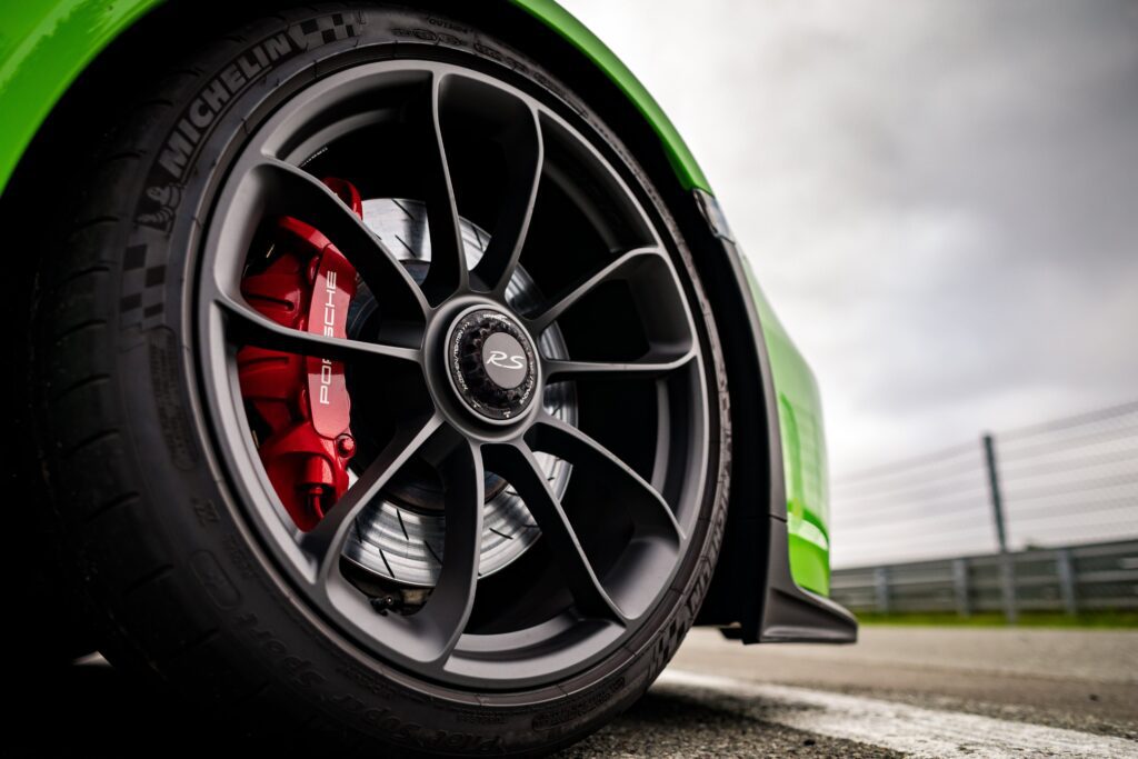 Pourquoi les pneus slick sont-ils un atout essentiel en course automobile ?