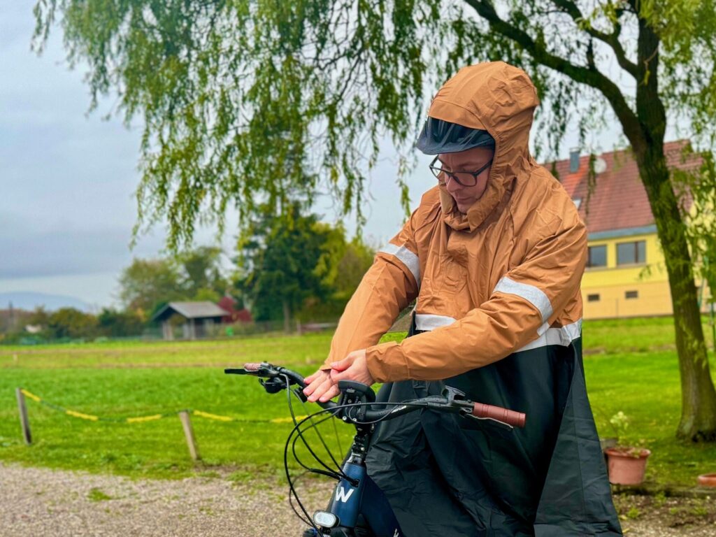 Comment choisir la meilleure cape de vélo pour braver la pluie ?