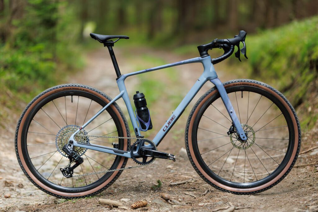 Cube gravel : quel est le nouveau vélo à tout faire pour les aventuriers ?