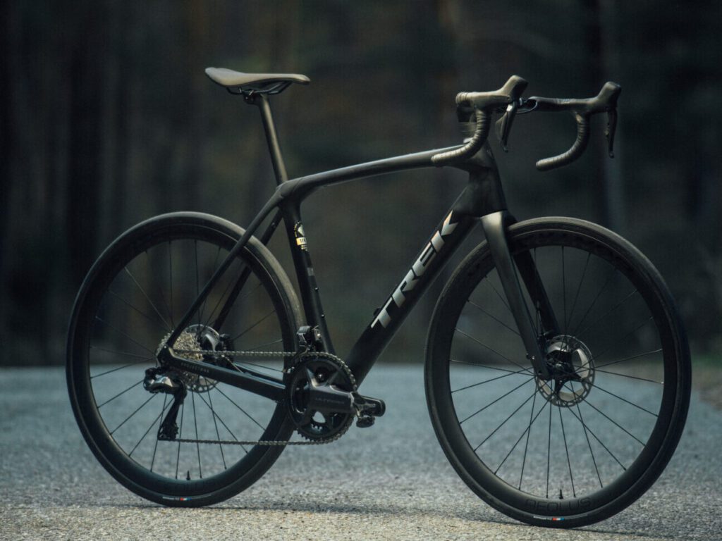 Pourquoi le Trek Domane AL2 est le choix parfait pour votre prochaine aventure cycliste ?