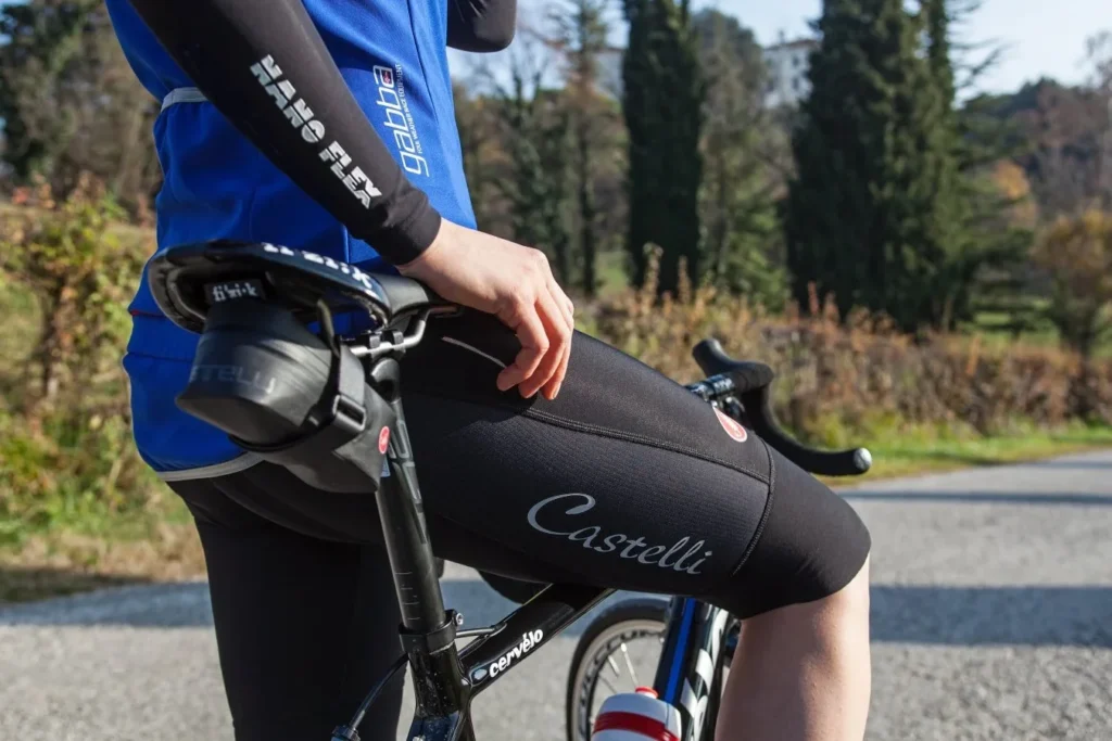 Quelles sont les causes possibles des selles plates chez les sportifs ?