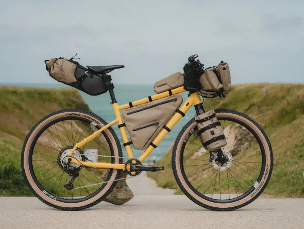 Pourquoi choisir un gravel flat bar pour votre prochaine aventure cycliste ?