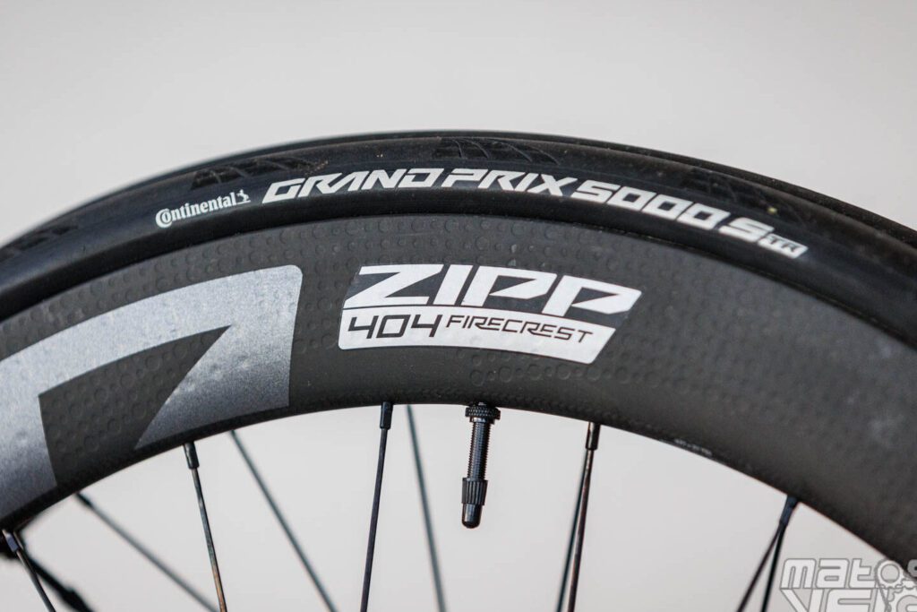 Pourquoi les roues Zipp 404 sont-elles un choix privilégié des cyclistes professionnels ?