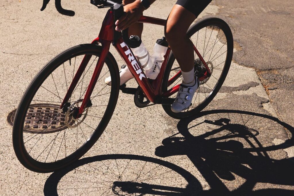 Est-ce que le Trek Domane AL 3 est le vélo idéal pour débuter en cyclisme sur route ?