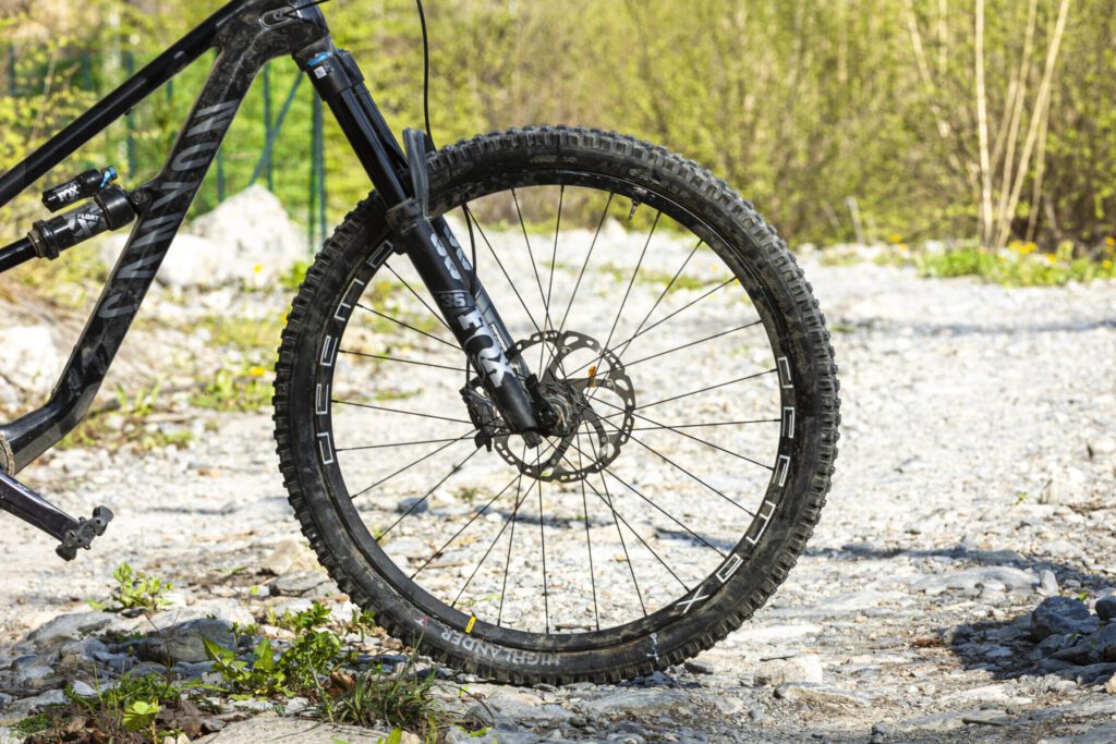 Pourquoi choisir un pneu Mitas pour votre prochaine aventure en VTT ?