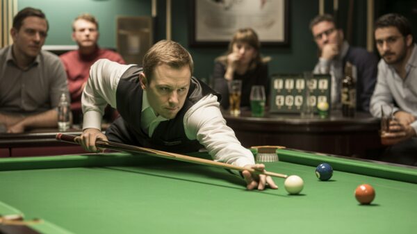 Photo réaliste d’un joueur de billard anglais professionnel concentré lors d’un match dans un club authentique, entouré de spectateurs et d’une ambiance naturelle et vivante.