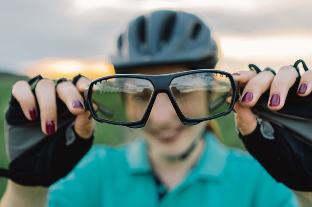 Lunettes vélo photochromiques : pourquoi sont-elles indispensables pour votre prochaine randonnée ?