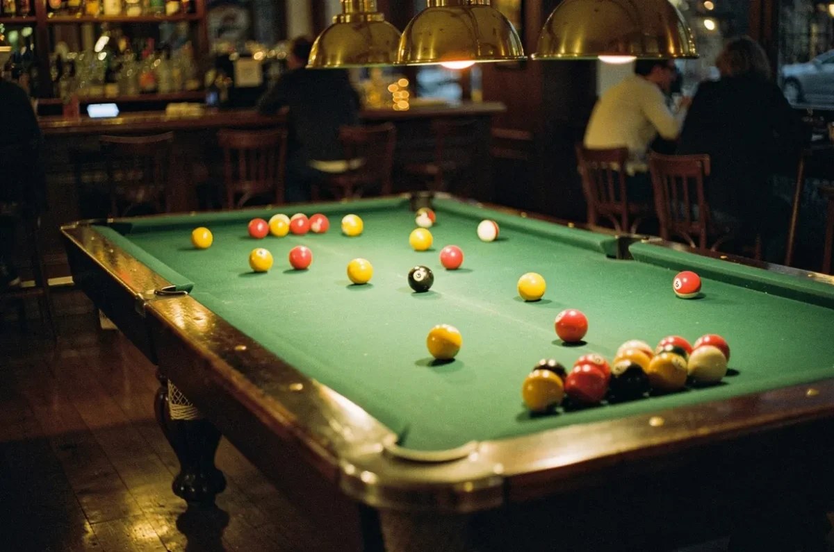 Table de blackball dans un bar, billes rouges et jaunes